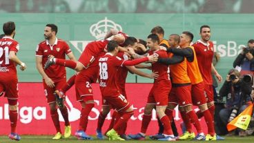 Sevilla dio vuelta el clásico con goles de Mercado e Iborra.