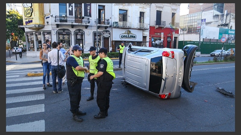 El vehículo quedó atravesado por Pellegrini. 