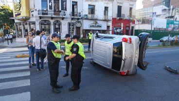 El vehículo quedó atravesado por Pellegrini.