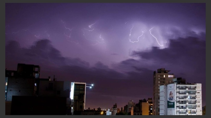 Una de las imágenes de la tormenta minutos después de las 21 subida a las redes sociales.