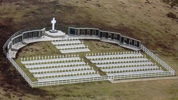 La Cruz Roja tomará muestras de los soldados enterrados en el cementerio de Darwin