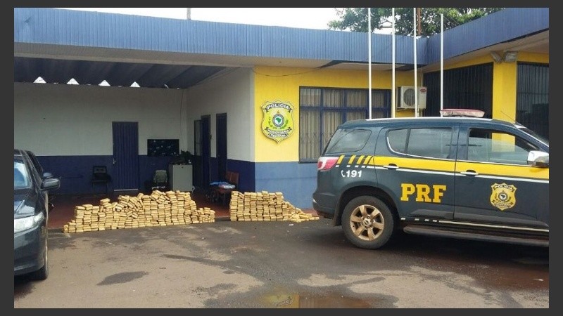 La droga estaba camuflada en distintas partes de los autos.