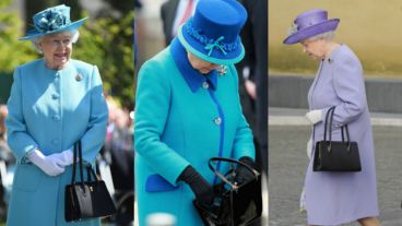 La reina de Inglaterra envía señales con su bolso a sus guardaespaldas.