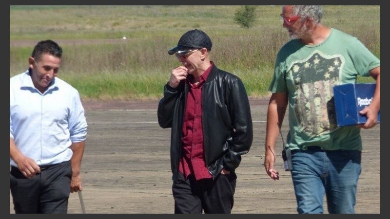 Solari al arribar al aeropuerto de Olavarría, previo al recital.