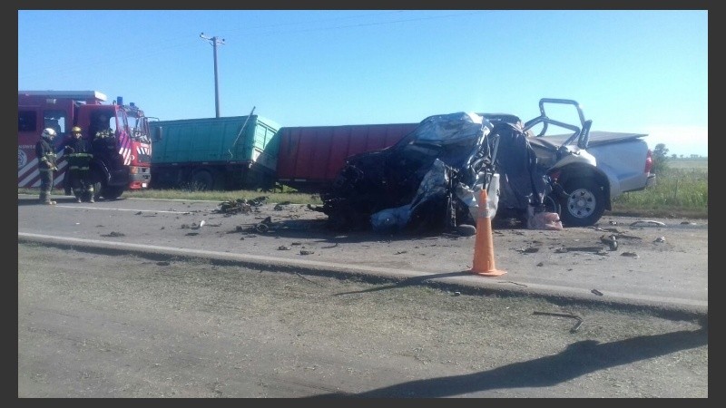 El impacto destrozó la parte delantera de la camioneta. 