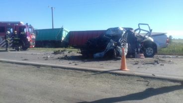 El impacto destrozó la parte delantera de la camioneta.