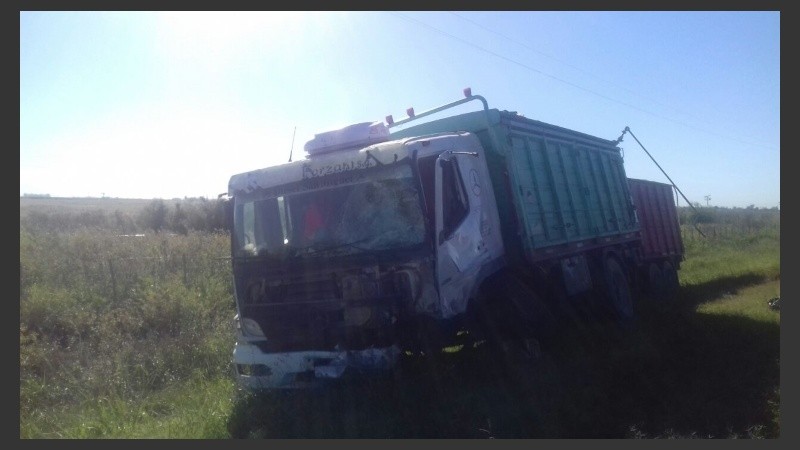 Un camión y una moto, los otros dos vehículos involucrados en el accidente.