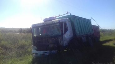 Un camión y una moto, los otros dos vehículos involucrados en el accidente.