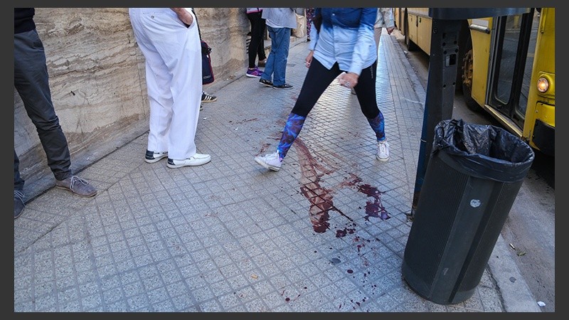 Restos de sangre se puden ver frente al after de Maipú casi San Juan.