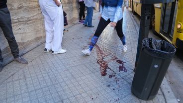 Restos de sangre se puden ver frente al after de Maipú casi San Juan.