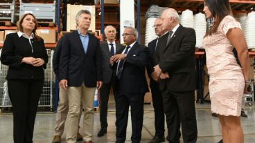 El presidente junto a Lifschitz y Fein recorriendo la planta rosarina.