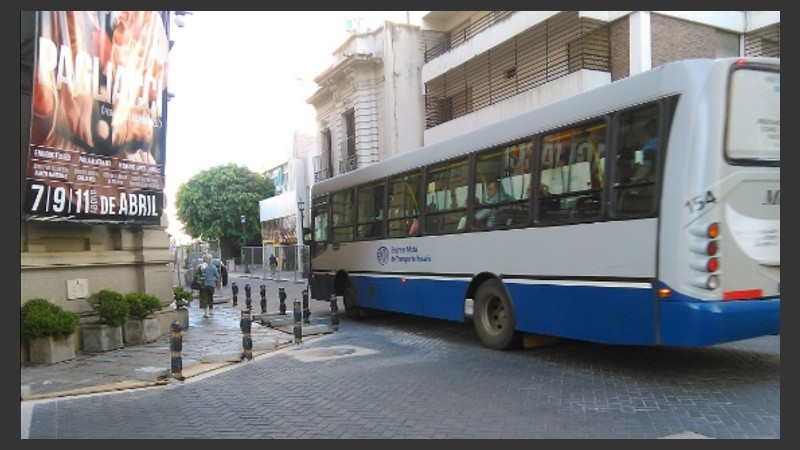 Vuelven los colectivos a pasar frente a El Círculo. 