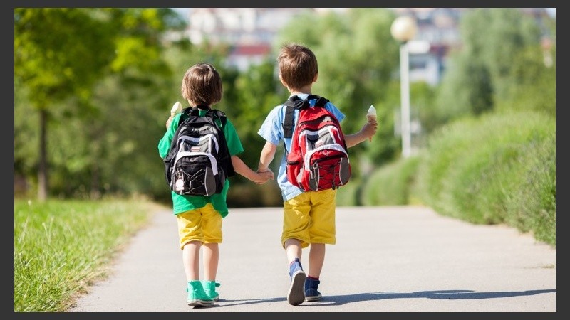 La mochila no debe superar el 10 o 15 % del peso corporal del niño.