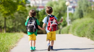 La mochila no debe superar el 10 o 15 % del peso corporal del niño.