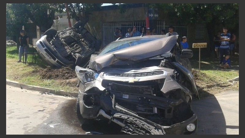 Así quedaron los dos vehículos que chocaron este lunes.