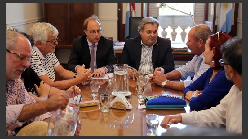 El ministro de Gobierno Pablo Farías, y su par de Economía, Gonzalo Saglione, recibieron al representante de UPCN, Jorge Molina, y su par de ATE Jorge Hoffmann.