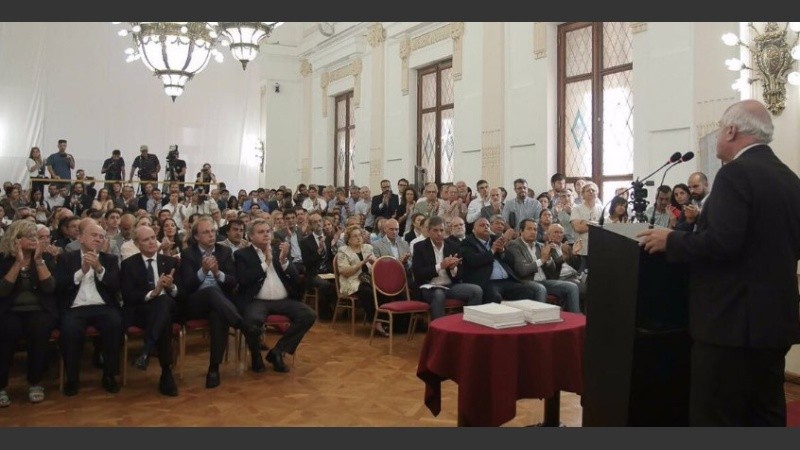 Salón Blanco colmado para la presentación de este martes.