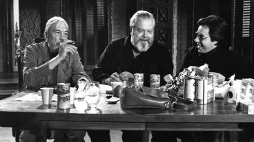 John Huston. Orson Welles y Peter Bogdanovich en una escena de "The Other Side of the Wind".