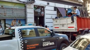 El atípico procedimiento llamó la atención de los rosarinos en el microcentro.