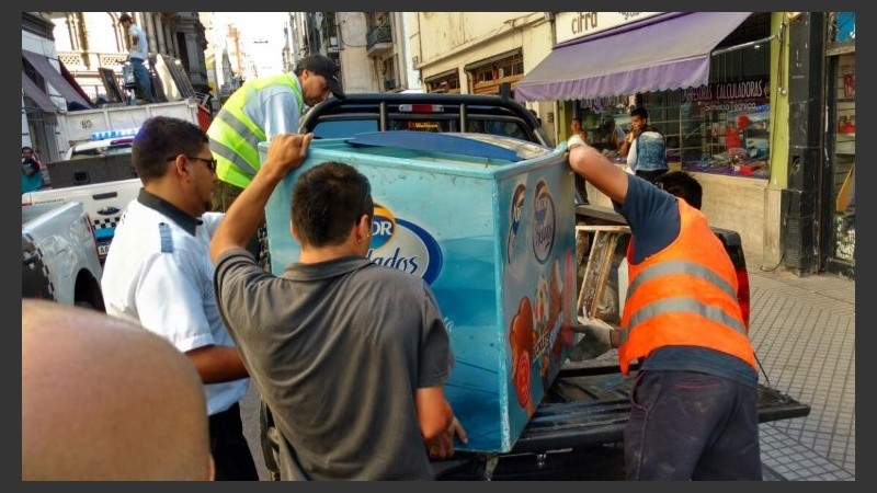 El atípico procedimiento llamó la atención de los rosarinos en el microcentro.