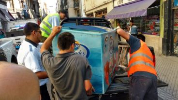 El atípico procedimiento llamó la atención de los rosarinos en el microcentro.