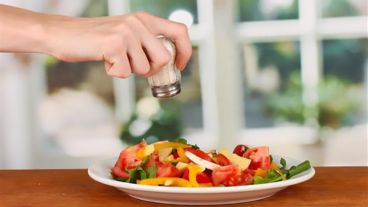 Muchos alimentos tienen sal añadida, incluso aquellos que no necesariamente tienen gusto salado.