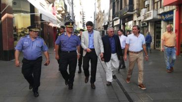 Jefes de la Policía de la Unidad Regional II y de la provincia acompañan a Pullaro, Diab y Zignago en la peatonal.