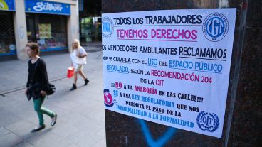 Un afiche en defensa de los vendedores ambulantes.