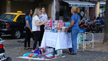 Algunos manteros se trasladaron a plaza Sarmiento.