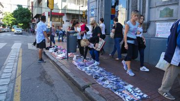 Algunos manteros se trasladaron a plaza Sarmiento.