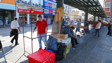 Algunos manteros se trasladaron a plaza Sarmiento.