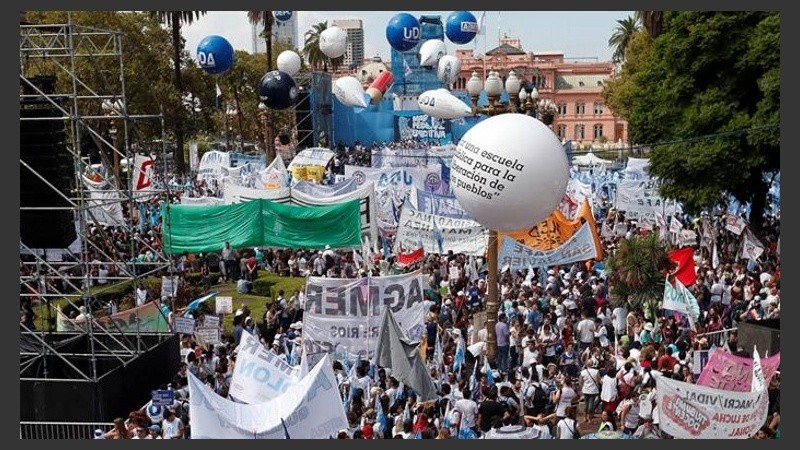 Atrás de la marea docente, la Casa Rosada.