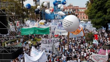 Atrás de la marea docente, la Casa Rosada.