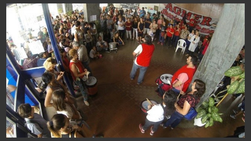 Los docentes armaron una olla popular en el edificio del CFE. 