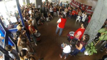 Los docentes armaron una olla popular en el edificio del CFE.