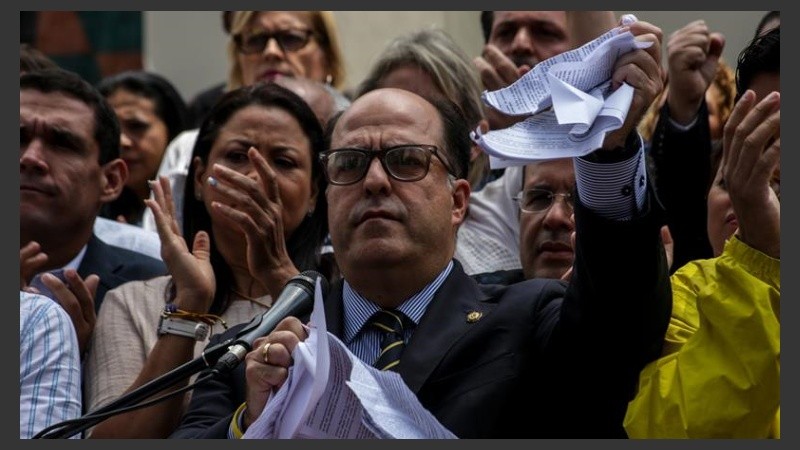 El presidente de la Asamblea Nacional rompe el fallo del Tribunal.