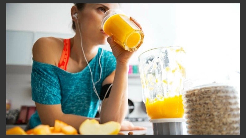 Un snack saludable o una barrita de cereales puede aportar rápidamente la energía que está faltando, lo mismo que alguna fruta.