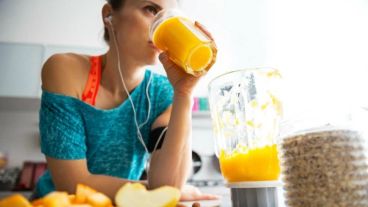 Un snack saludable o una barrita de cereales puede aportar rápidamente la energía que está faltando, lo mismo que alguna fruta.