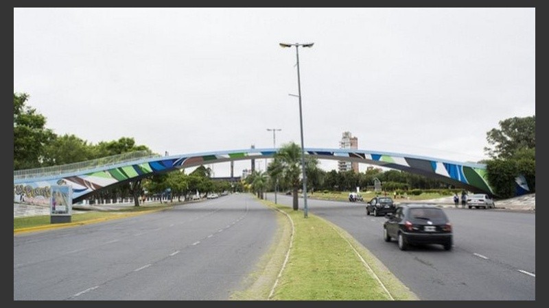 El puente del Parque Alem ya fue intervenido. 