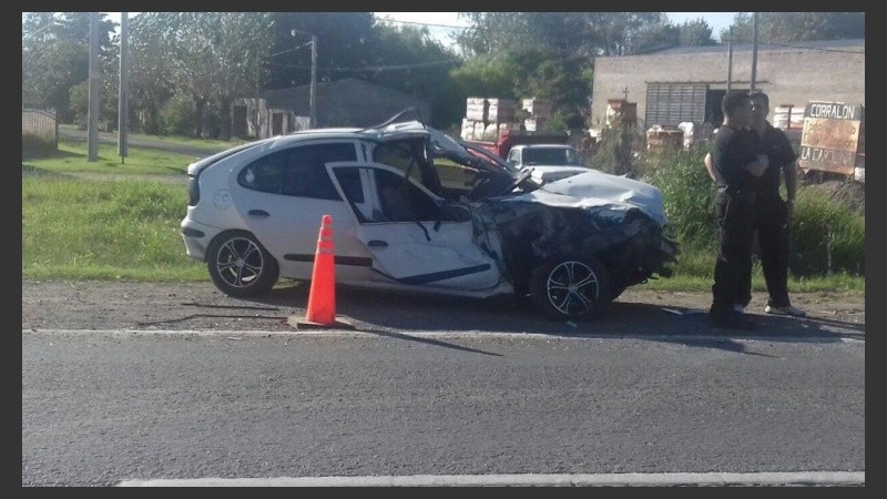 Así quedó el Renault Megane después del choque con el camión.