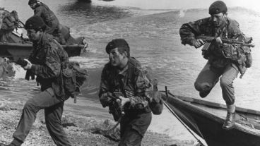 Marines de la armada británica, realizando ejercicios de entrenamiento.