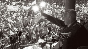 Clamor en plaza de Mayo por la recuperación de las islas y el saludo de Galtieri.