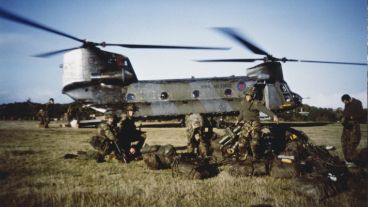 Soldados británicos esperan el visto bueno para transportar a un prisionero argentino al cuartel general el 29 de mayo de 1982.