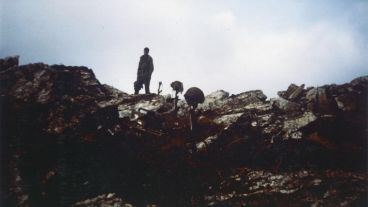 Cascos de soldados caídos sobre sus armas tras la batalla de Monte Longdon.