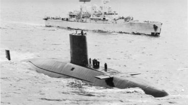 El submarino HMS Valiant navega junto al HMS Penélope.