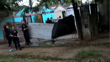 Policías en barrio Toba en un operativo polémico.