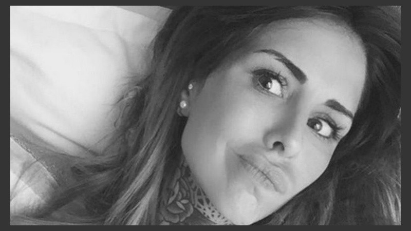 Cande Tinelli avanza sobre su piel a puro tatuaje. 