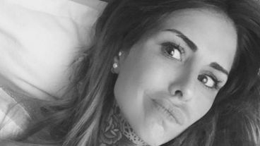 Cande Tinelli avanza sobre su piel a puro tatuaje.