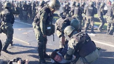 Gendarmería desalojó a los piqueteros de la calzada.