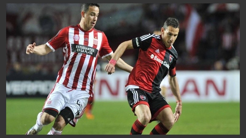 Maxi Rodríguez en acción ante el Pincha.